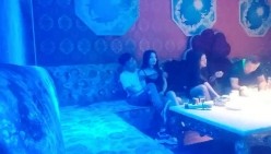 【歌厅探花陈先生】灯红酒绿 淫乱KTV玩4P 酒精音乐刺激下 沙发狂插御姐骚穴 娇喘配着歌声high爆了