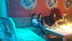 【歌厅探花陈先生】灯红酒绿 淫乱KTV玩4P 酒精音乐刺激下 沙发狂插御姐骚穴 娇喘配着歌声high爆了