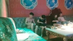 【歌厅探花陈先生】灯红酒绿 淫乱KTV玩4P 酒精音乐刺激下 沙发狂插御姐骚穴 娇喘配着歌声high爆了