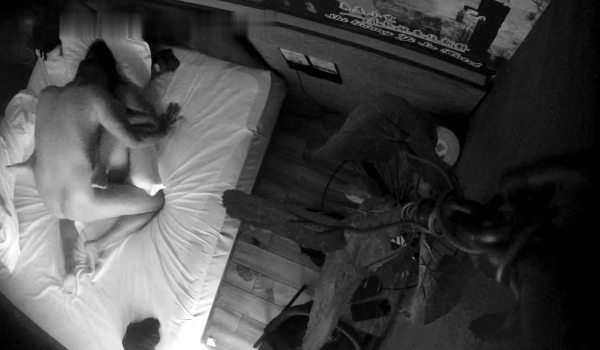 酒店稀有绿叶房偷拍 ️娇气小妹操穴之前还往穴上涂