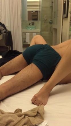 星级酒店，车模级别美女，床上变淫娃，肥美鲍鱼多汁，被插得噗噗响！