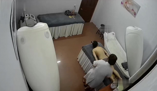 黑客破解美容院摄像头 偷拍女顾客脱光衣服激光雷射