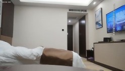 【午夜狼探花】高价网约极品外围小姐姐，女神美乳白嫩，美腿鲍鱼叉开任君品尝